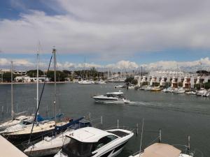 Marina 2 pièces avec terrasse et parking, animaux admis, proche plage - FR-1-307-260