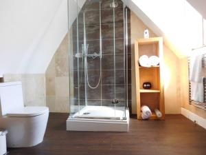 Large quiet studio with outside-seating & parking