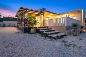 Villa VERONICA with CINEMA PROJECTOR by the HEATED POOL and JACUZZI