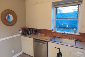 Bright vintage Apt in the heart of Seattle