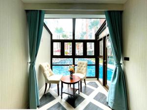 Espana (Pool Access) 1 Bedroom