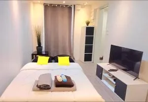 studio aéroport d' Orly, location de parking, en 5 mn en voiture ou à 2 stations en bus 191-100 ou taxis 12-13 euros, à 2 min à pied des magasins et restaurants proche Paris et de la gare C et D possibilité de venir très tard et partir très tôt - Paray-Vieille-Poste