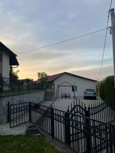 Rudnička oaza mira, kuća u podnožju Ostrvice