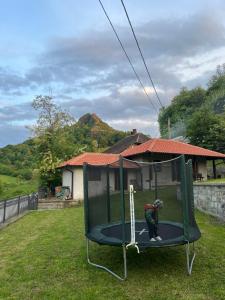 Rudnička oaza mira, kuća u podnožju Ostrvice