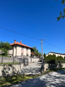 Rudnička oaza mira, kuća u podnožju Ostrvice