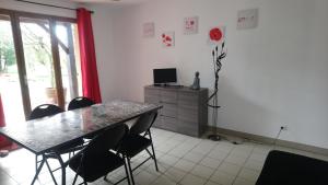 Sejours a la campagne camping fontaine du roc : Maison 2 Chambres