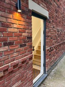 Quiet studio flat near University & QMC, King size bed