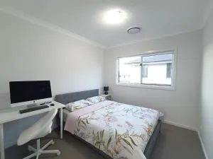 Cozy, Modern Room with Spacious Living Area F - Kenthurst