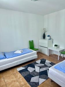 Jsmit Music&Bar&Apartments, balkóny v apartmánah, bar dole