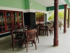 Aura Holiday Inn - Walagampattuwa