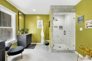 #BohoSleek King Bed Spa Shower-Near TopGolf Downtown Uptown BJCC Hoover Complex