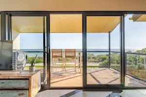 Luxurious 3 bedroom beachfront - panoramic views - Adelaide