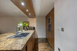 Deluxe 2-Bed Apartment with 24 Hour Security & Private Terrace