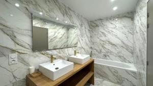 B&B / Chambres d'hotes Maison LAURENTZENIA : Chambre Triple avec Salle de Bains Privative