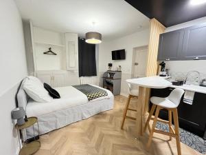 Appartements Le Studio Haslay SERAUCOURT en plein coeur de ville de BOURGES - Charme de l ancien et confort contemporain : photos des chambres