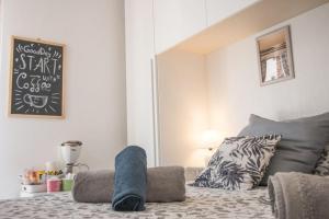 Relaxing modern Room with private bathroom img3