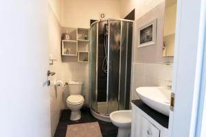 Relaxing modern Room with private bathroom img5