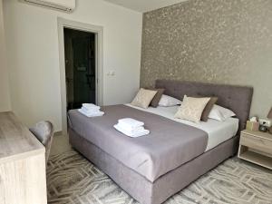 Luxury apartment Perla in Villa with heated pool