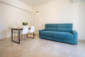 Marconi white flower house