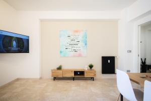 Marconi white flower house