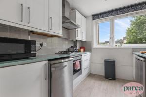 Parea Living - Cosy Flat with Skyline Views beside Canary Wharf