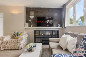 Parea Living - Cosy Flat with Skyline Views beside Canary Wharf