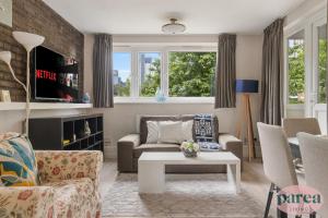 Parea Living - Cosy Flat with Skyline Views beside Canary Wharf