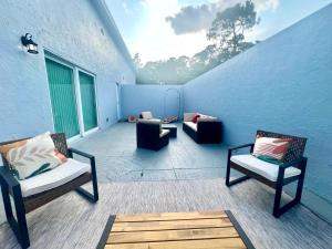 Spacious Convenient 22, Perfect for Groups in WPB
