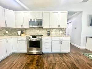 Spacious Convenient 22, Perfect for Groups in WPB