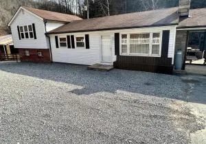 Ellis House Trail Lodging Sleeps 16 - Welch