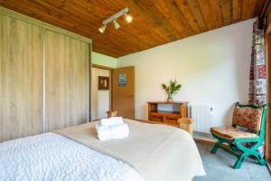 Heather Lodge with Sea and Mountain Views