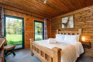 Heather Lodge with Sea and Mountain Views