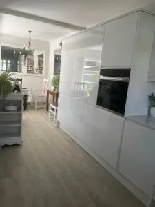 Comfortable Quiet Room in shared 3 bedroom hse Centre - Benson