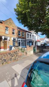 Ladies Only Single Room with Exclusive Shower Room London Edmonton Green