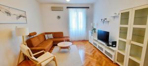 Spacious Apartment Near Old Town