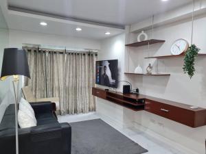 Big 2BR near Burgos Circle, Highstreet, St Lukes - B Parklane T1 - Appartamenti, Manila