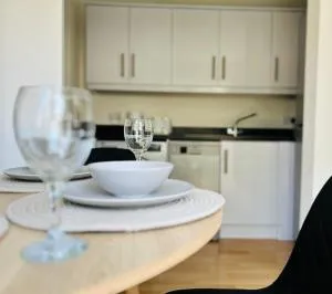 Modern Apartment Broad Gauge Way - ideal for work and leisure - Fallings Park