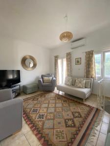 Villa Jasmine, Sea and Mountain View in peaceful hamlet