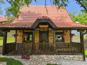 Brvnara ispod stare kruške