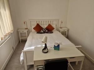 Millmead Apartment in central Guildford with parking