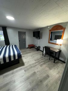 Deluxe King Room room in Acorn Motel - Black Mountain