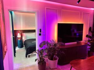 Ambient lounge with sundeck and free parking