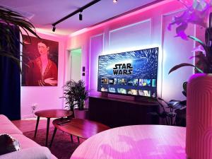 Ambient lounge with sundeck and free parking