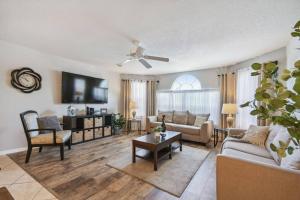 SPECTACULAR, NEW Professional Decor, Near Dis, NO Steps, Pool, Patio, LOW Rates!