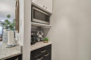 SPECTACULAR, NEW Professional Decor, Near Dis, NO Steps, Pool, Patio, LOW Rates!