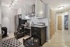 SPECTACULAR, NEW Professional Decor, Near Dis, NO Steps, Pool, Patio, LOW Rates!