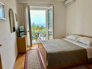 Spacious family apartment near the beach