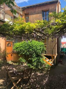 Grande maison de 170m2, piscine, grand jardin fleuri- 5ch - très calme, proche de Paris (metro ligne 7)