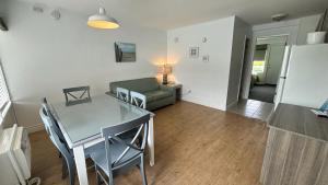 Deluxe One-Bedroom Suite (4 adults + 2 children) room in Sea Gull Motel
