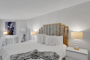 Hello Gorgeous! Water & City Skyline Views!